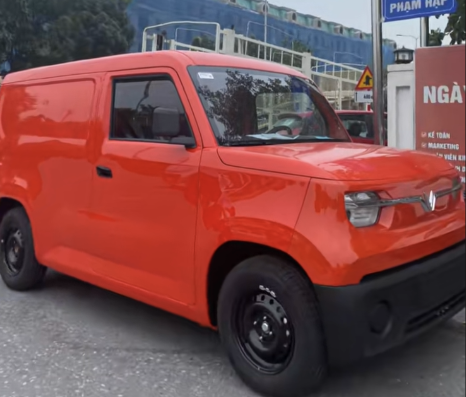 VinFast EC Van lần đầu lộ rõ nội thất: Thiết kế tối giản tương đồng VF 3, nâng/hạ kính bằng điện- Ảnh 12.