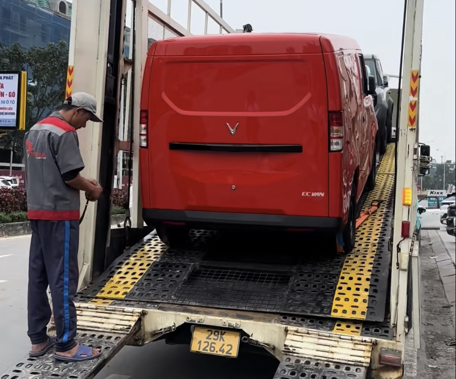 VinFast EC Van lần đầu lộ rõ nội thất: Thiết kế tối giản tương đồng VF 3, nâng/hạ kính bằng điện- Ảnh 2.