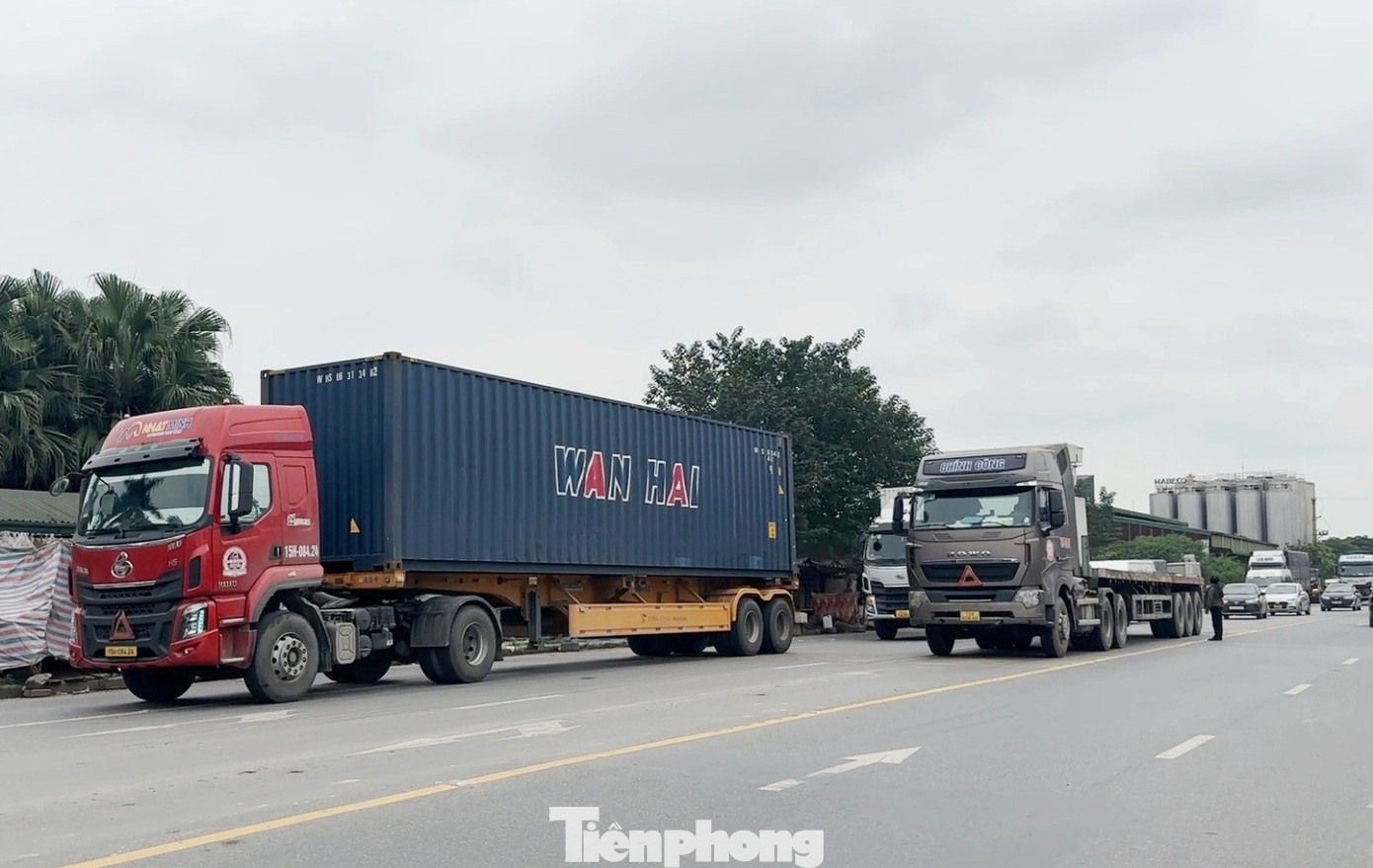 Cận cảnh xe tải trọng lớn phớt lờ biển cấm, nườm nượp 'cày nát' đường dân sinh ở Hưng Yên- Ảnh 1.