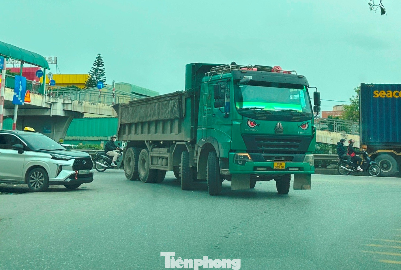 Cận cảnh xe tải trọng lớn phớt lờ biển cấm, nườm nượp 'cày nát' đường dân sinh ở Hưng Yên- Ảnh 3.