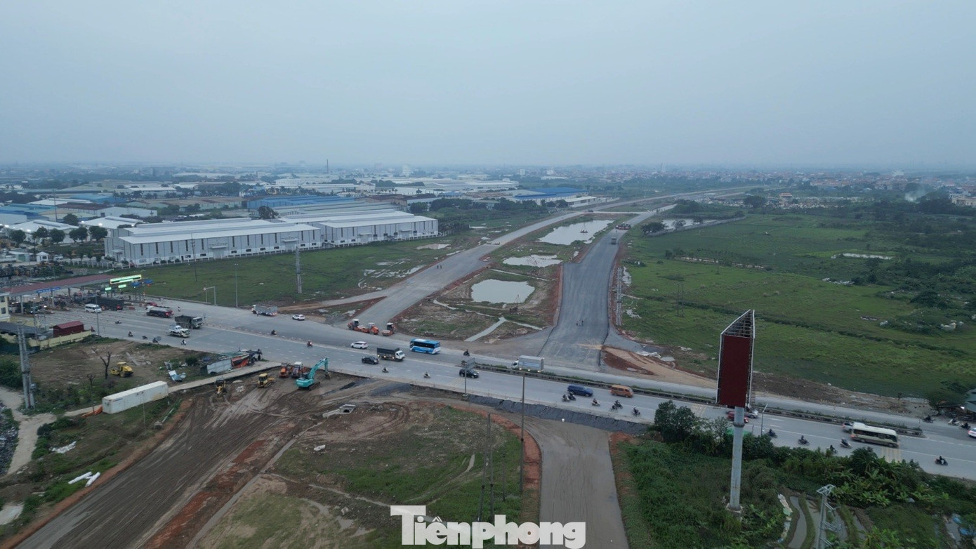 Cận cảnh xe tải trọng lớn phớt lờ biển cấm, nườm nượp 'cày nát' đường dân sinh ở Hưng Yên- Ảnh 5.