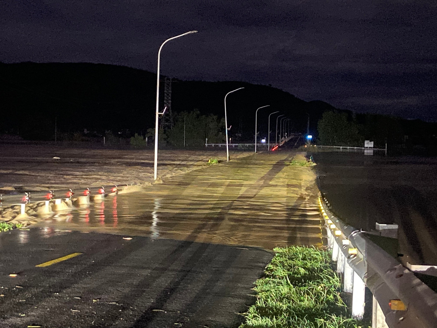 Ô tô bị cuốn trôi, hai người bám vào bụi tre kẹt giữa dòng lũ- Ảnh 2.