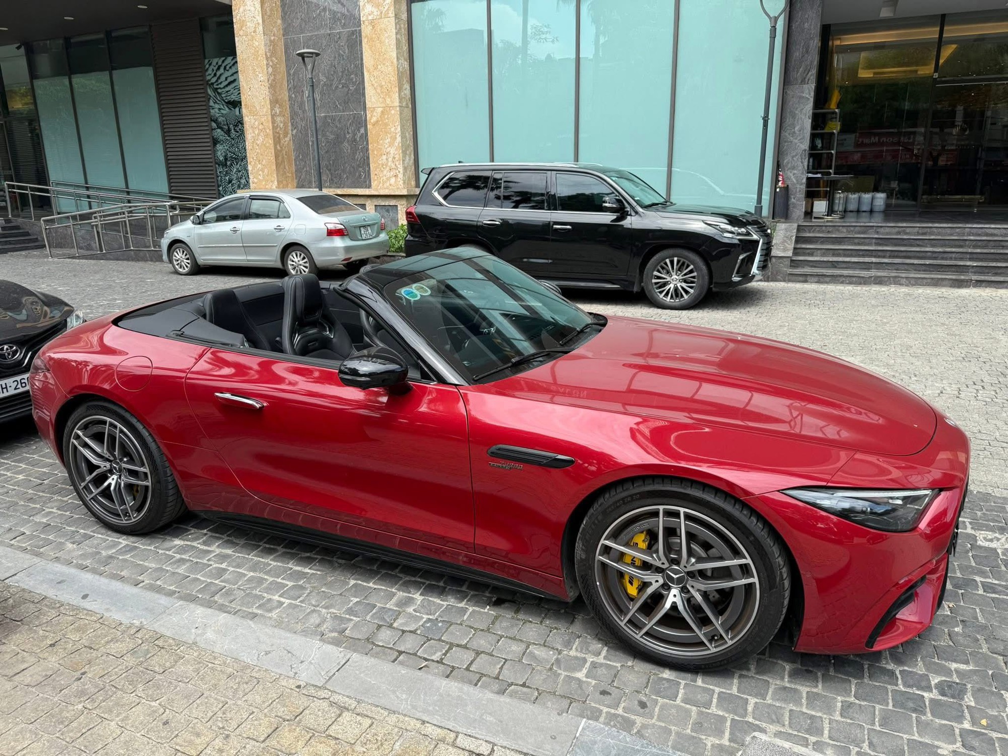 Rao Mercedes-AMG SL 43 ‘siêu lướt’ giá 5,9 tỷ đồng, người bán cho biết ra biển hết 7,2 tỷ, mới lăn bánh hơn 500km- Ảnh 5. Rao Mercedes-AMG SL 43 ‘siêu lướt’ giá 5,9 tỷ đồng, người bán cho biết ra biển hết 7,2 tỷ, mới lăn bánh hơn 500km- Ảnh 5.