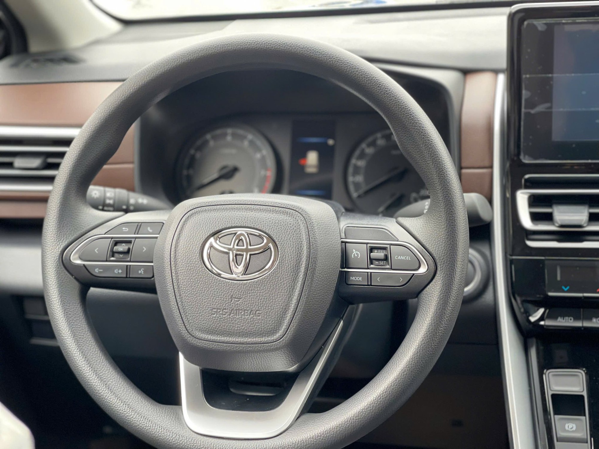 Cùng giá tầm 730 triệu đồng lấy Mitsubishi Destinator hay Toyota Innova Cross đều bản rẻ nhất: 7 chỗ, cùng cỡ, nhưng khác rõ ở tiện nghi và vận hành- Ảnh 8.