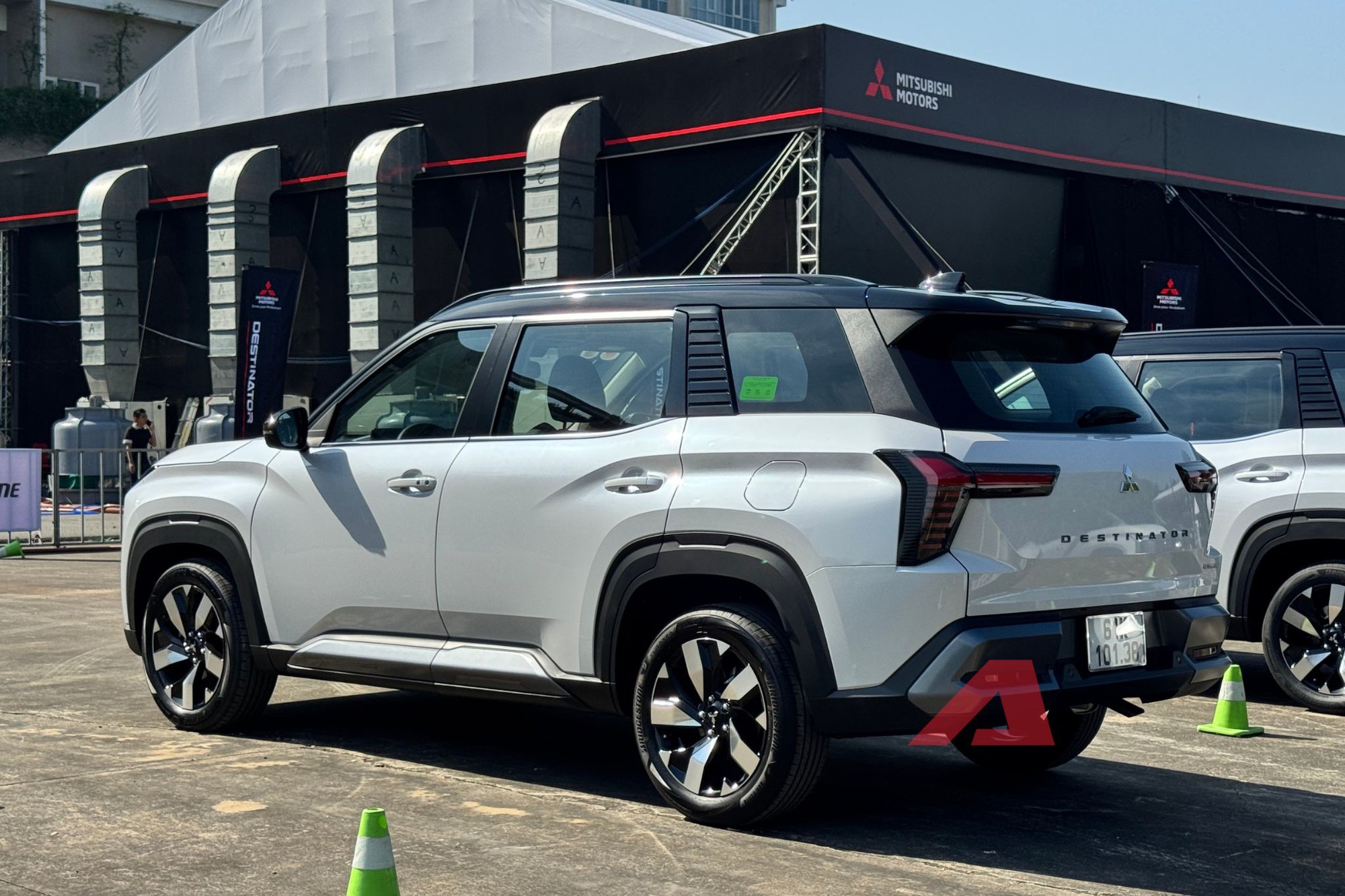 Chi tiết Mitsubishi Destinator Ultimate vừa ra mắt Việt Nam: Giá từ 808 triệu đồng, đầy đủ ADAS, loa Yamaha, cốp điện, camera 360 độ- Ảnh 2. Chi tiết Mitsubishi Destinator Ultimate vừa ra mắt Việt Nam: Giá từ 808 triệu đồng, đầy đủ ADAS, loa Yamaha, cốp điện, camera 360 độ- Ảnh 2.