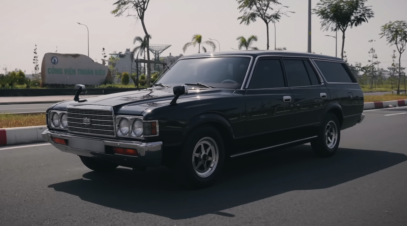 Toyota Crown Wagon 1978 của ông Đặng Lê Nguyên Vũ ‘hồi sinh’: Mất 10 tháng trùng tu, nội thất đỏ rượu vang và hàng loạt chi tiết chế tác thủ công- Ảnh 15. Toyota Crown Wagon 1978 của ông Đặng Lê Nguyên Vũ ‘hồi sinh’: Mất 10 tháng trùng tu, nội thất đỏ rượu vang và hàng loạt chi tiết chế tác thủ công- Ảnh 15.