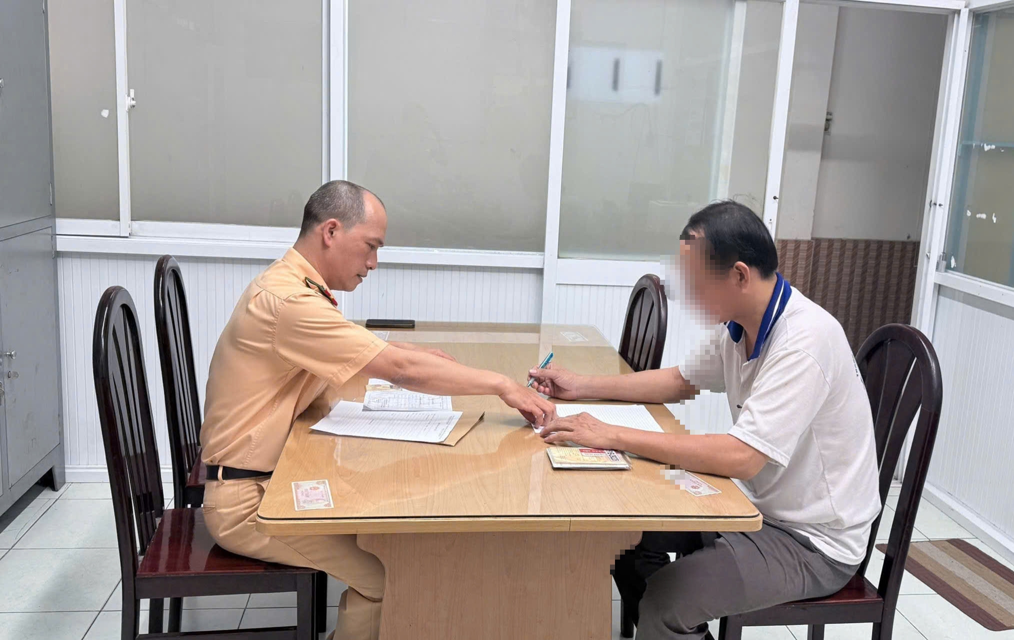 CSGT TPHCM phạt tài xế xe buýt 19 triệu đồng vì vượt đèn đỏ ngay giao lộ- Ảnh 1.