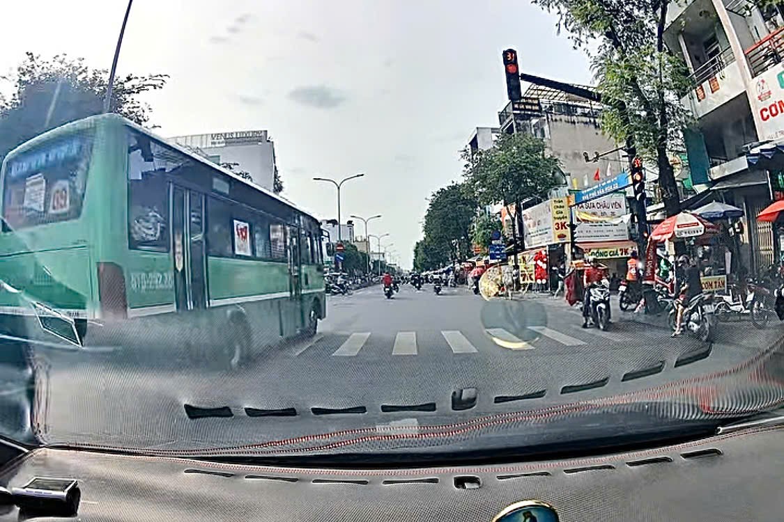CSGT TPHCM phạt tài xế xe buýt 19 triệu đồng vì vượt đèn đỏ ngay giao lộ- Ảnh 2.