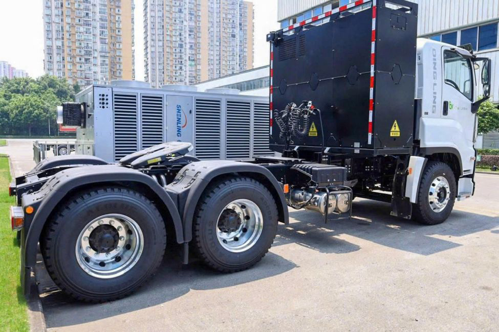 Việt Nam lần đầu có hãng vận chuyển dùng xe container thuần điện: Chạy tối đa 300km/sạc, kéo tải tối đa tới 39 tấn- Ảnh 4. Việt Nam lần đầu có hãng vận chuyển dùng xe container thuần điện: Chạy tối đa 300km/sạc, kéo tải tối đa tới 39 tấn- Ảnh 4.