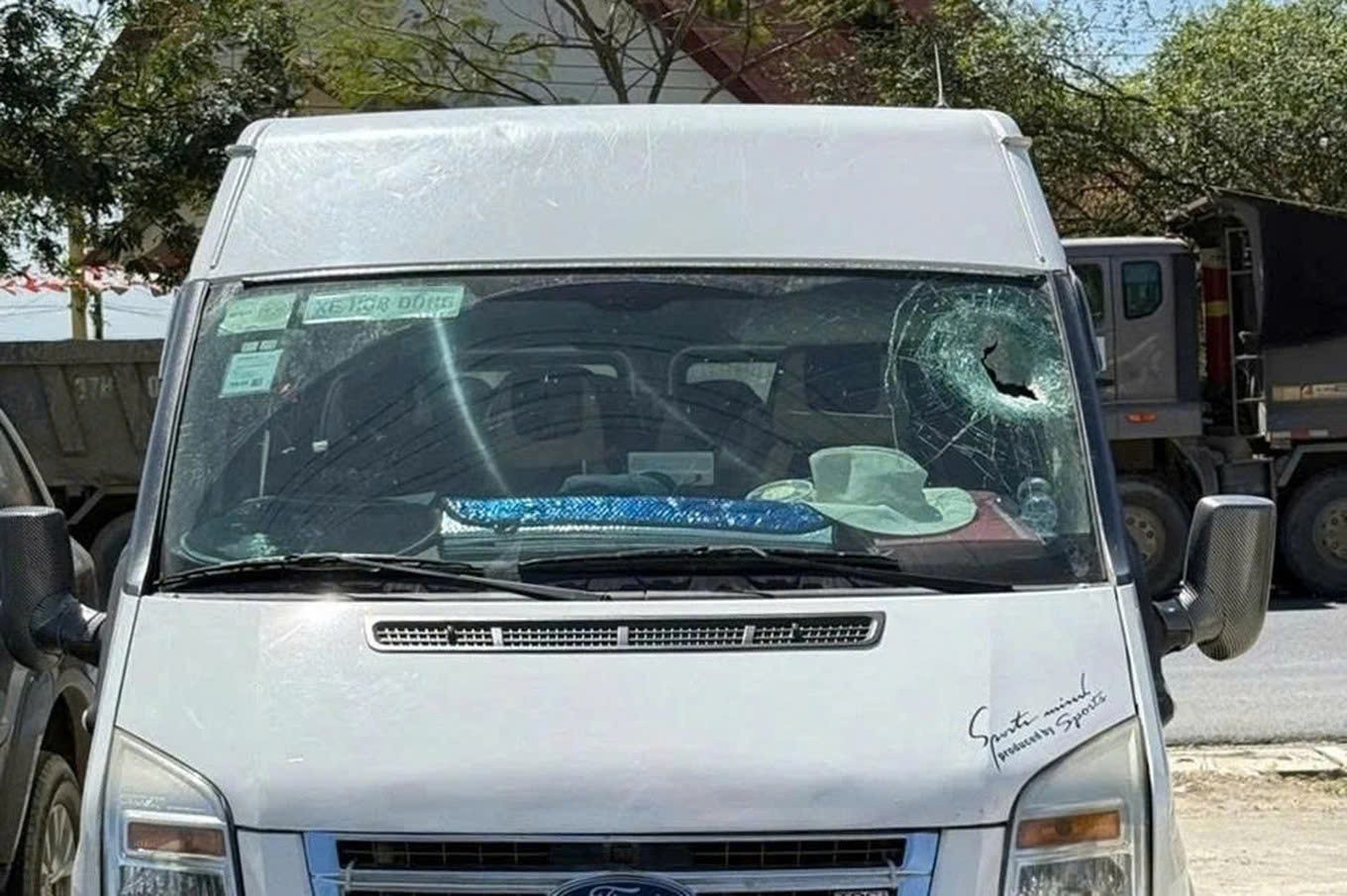 Xác định 6 xe ben nghi liên quan đến vụ đá rơi làm một người tử vong- Ảnh 1.