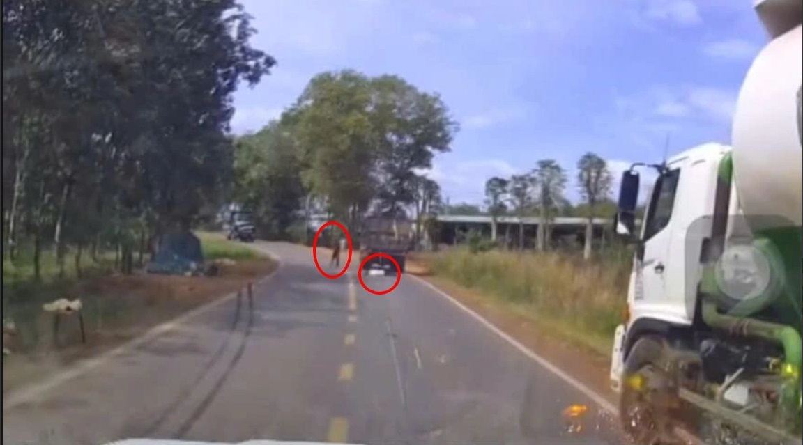Điều bất thường từ camera vụ xe tải đâm người đi bộ, dừng 3 giây rồi cán qua người nạn nhân- Ảnh 3. Điều bất thường từ camera vụ xe tải đâm người đi bộ, dừng 3 giây rồi cán qua người nạn nhân- Ảnh 3.