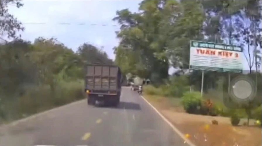 Điều bất thường từ camera vụ xe tải đâm người đi bộ, dừng 3 giây rồi cán qua người nạn nhân- Ảnh 1. Điều bất thường từ camera vụ xe tải đâm người đi bộ, dừng 3 giây rồi cán qua người nạn nhân- Ảnh 1.