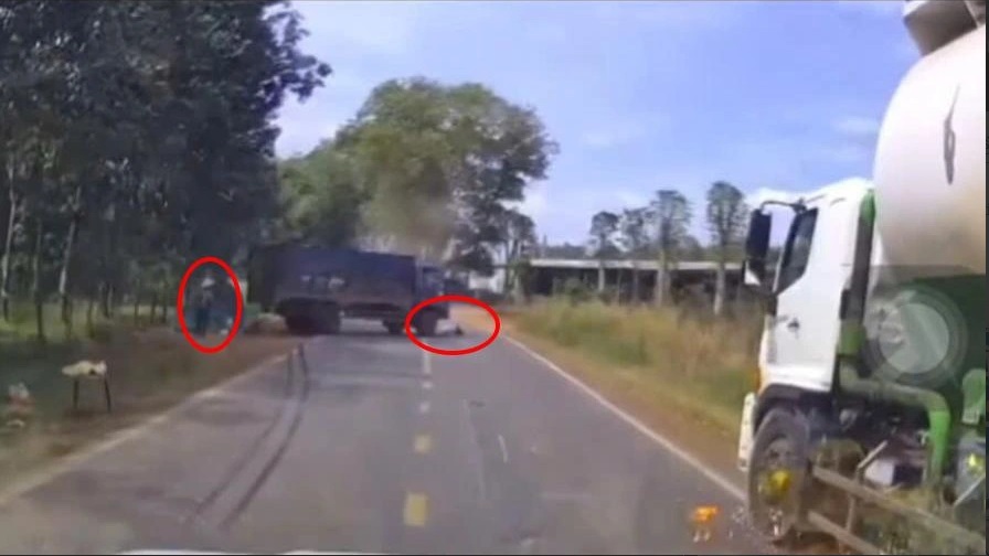 Điều bất thường từ camera vụ xe tải đâm người đi bộ, dừng 3 giây rồi cán qua người nạn nhân- Ảnh 2. Điều bất thường từ camera vụ xe tải đâm người đi bộ, dừng 3 giây rồi cán qua người nạn nhân- Ảnh 2.