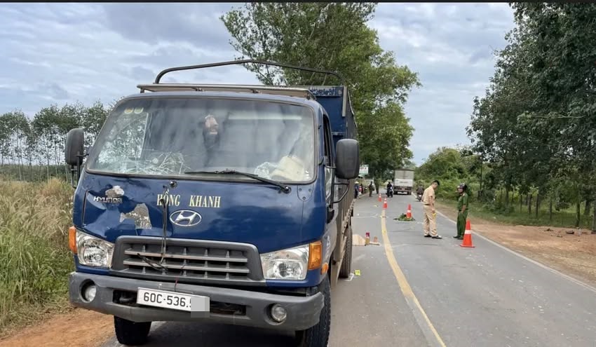 Điều bất thường từ camera vụ xe tải đâm người đi bộ, dừng 3 giây rồi cán qua người nạn nhân- Ảnh 4. Điều bất thường từ camera vụ xe tải đâm người đi bộ, dừng 3 giây rồi cán qua người nạn nhân- Ảnh 4.