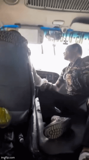 Clip tài xế bị khách đánh sau lời nhắc "nhanh lên để xe chạy": Quyết định của người nhà- Ảnh 1. Clip tài xế bị khách đánh sau lời nhắc "nhanh lên để xe chạy": Quyết định của người nhà- Ảnh 1.