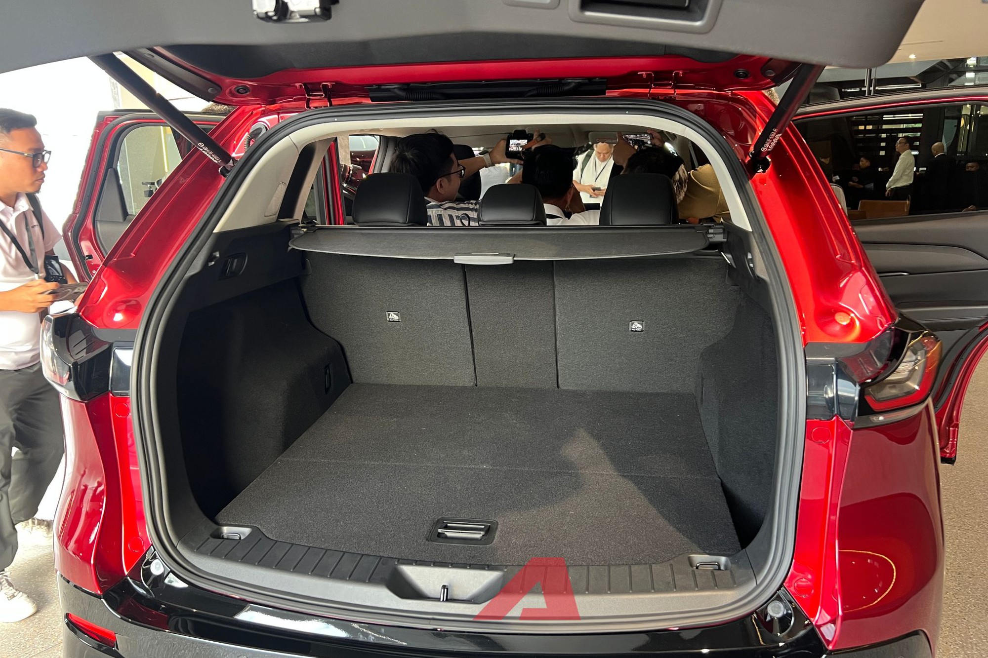 Mazda CX-5 thế hệ mới về Việt Nam: Xe nhập Nhật, lần đầu xuất hiện ở ĐNÁ, bản thương mại bán năm sau, có bản hybrid, giá khoảng 1,1 tỷ đồng- Ảnh 13. Mazda CX-5 thế hệ mới về Việt Nam: Xe nhập Nhật, lần đầu xuất hiện ở ĐNÁ, bản thương mại bán năm sau, có bản hybrid, giá khoảng 1,1 tỷ đồng- Ảnh 13.