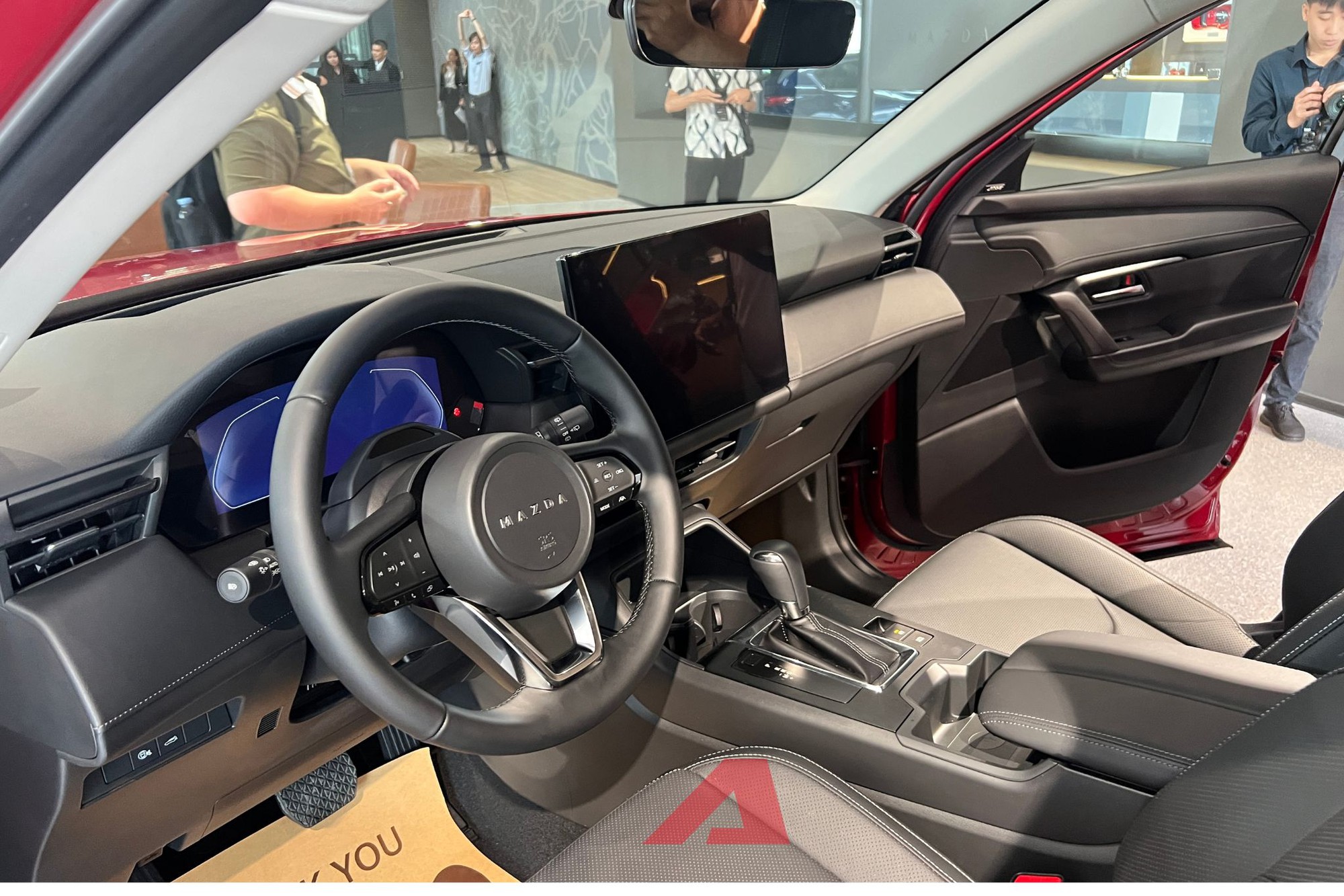 Mazda CX-5 thế hệ mới về Việt Nam: Xe nhập Nhật, lần đầu xuất hiện ở ĐNÁ, bản thương mại bán năm sau, có bản hybrid, giá khoảng 1,1 tỷ đồng- Ảnh 3. Mazda CX-5 thế hệ mới về Việt Nam: Xe nhập Nhật, lần đầu xuất hiện ở ĐNÁ, bản thương mại bán năm sau, có bản hybrid, giá khoảng 1,1 tỷ đồng- Ảnh 3.