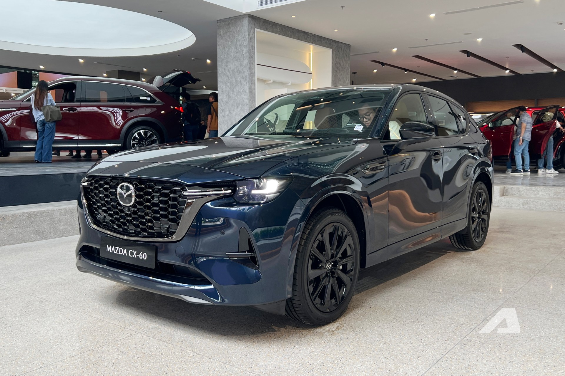 Ảnh thực tế Mazda CX-60 đầu tiên về Việt Nam: Thiết kế khác hẳn nhóm CX-5, CX-8, nội thất cao cấp ‘cận sang’, máy hybrid, bán từ năm sau- Ảnh 2. Ảnh thực tế Mazda CX-60 đầu tiên về Việt Nam: Thiết kế khác hẳn nhóm CX-5, CX-8, nội thất cao cấp ‘cận sang’, máy hybrid, bán từ năm sau- Ảnh 2.