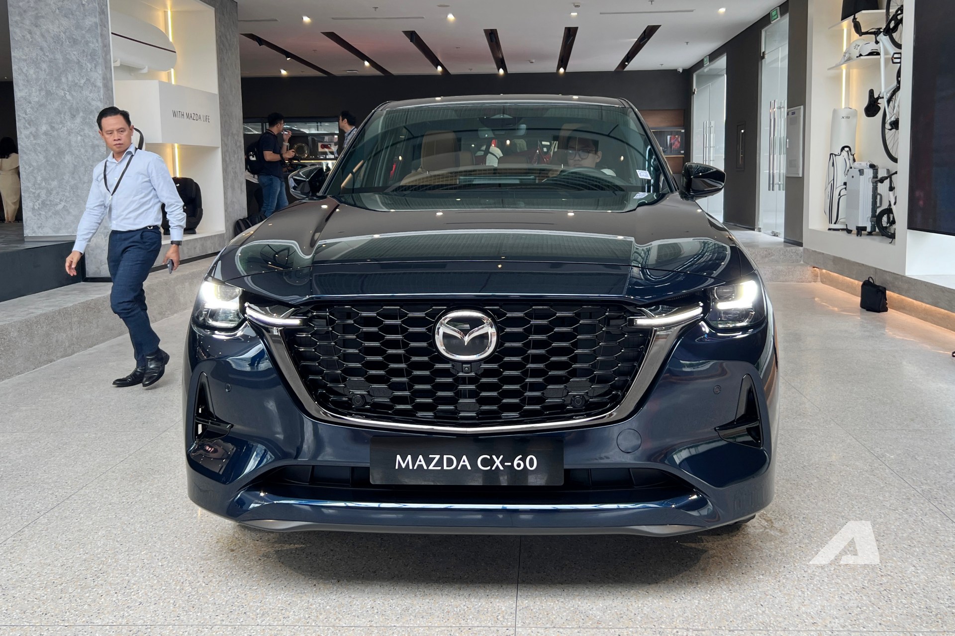 Ảnh thực tế Mazda CX-60 đầu tiên về Việt Nam: Thiết kế khác hẳn nhóm CX-5, CX-8, nội thất cao cấp ‘cận sang’, máy hybrid, bán từ năm sau- Ảnh 6. Ảnh thực tế Mazda CX-60 đầu tiên về Việt Nam: Thiết kế khác hẳn nhóm CX-5, CX-8, nội thất cao cấp ‘cận sang’, máy hybrid, bán từ năm sau- Ảnh 6.