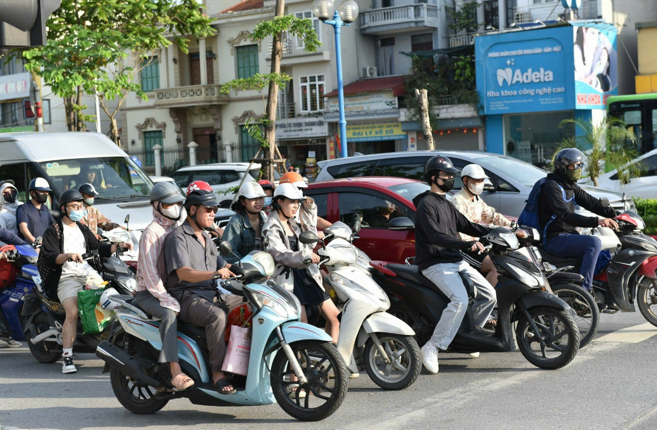 PGĐ Sở Xây dựng Hà Nội: Không buộc đổi xe xăng đồng loạt để ưu tiên một số nhà cung cấp xe điện, mà chuyển đổi theo lộ trình tự nhiên của chu kỳ thay thế phương tiện- Ảnh 1. PGĐ Sở Xây dựng Hà Nội: Không buộc đổi xe xăng đồng loạt để ưu tiên một số nhà cung cấp xe điện, mà chuyển đổi theo lộ trình tự nhiên của chu kỳ thay thế phương tiện- Ảnh 1.