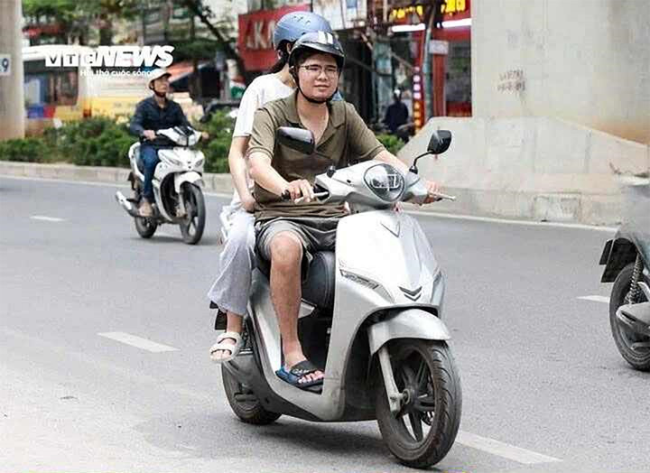 Không gửi được xe máy điện, mỗi ngày tôi dắt lên tầng 4 nhà tập thể cũ- Ảnh 1.