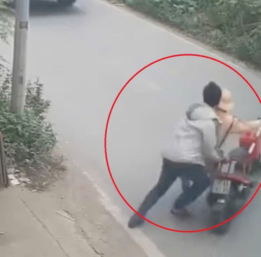 Người đàn ông đẩy CSGT vào đầu xe tải vì xin bỏ qua vi phạm không được: Có dấu hiệu của tội giết người- Ảnh 2. Người đàn ông đẩy CSGT vào đầu xe tải vì xin bỏ qua vi phạm không được: Có dấu hiệu của tội giết người- Ảnh 2.