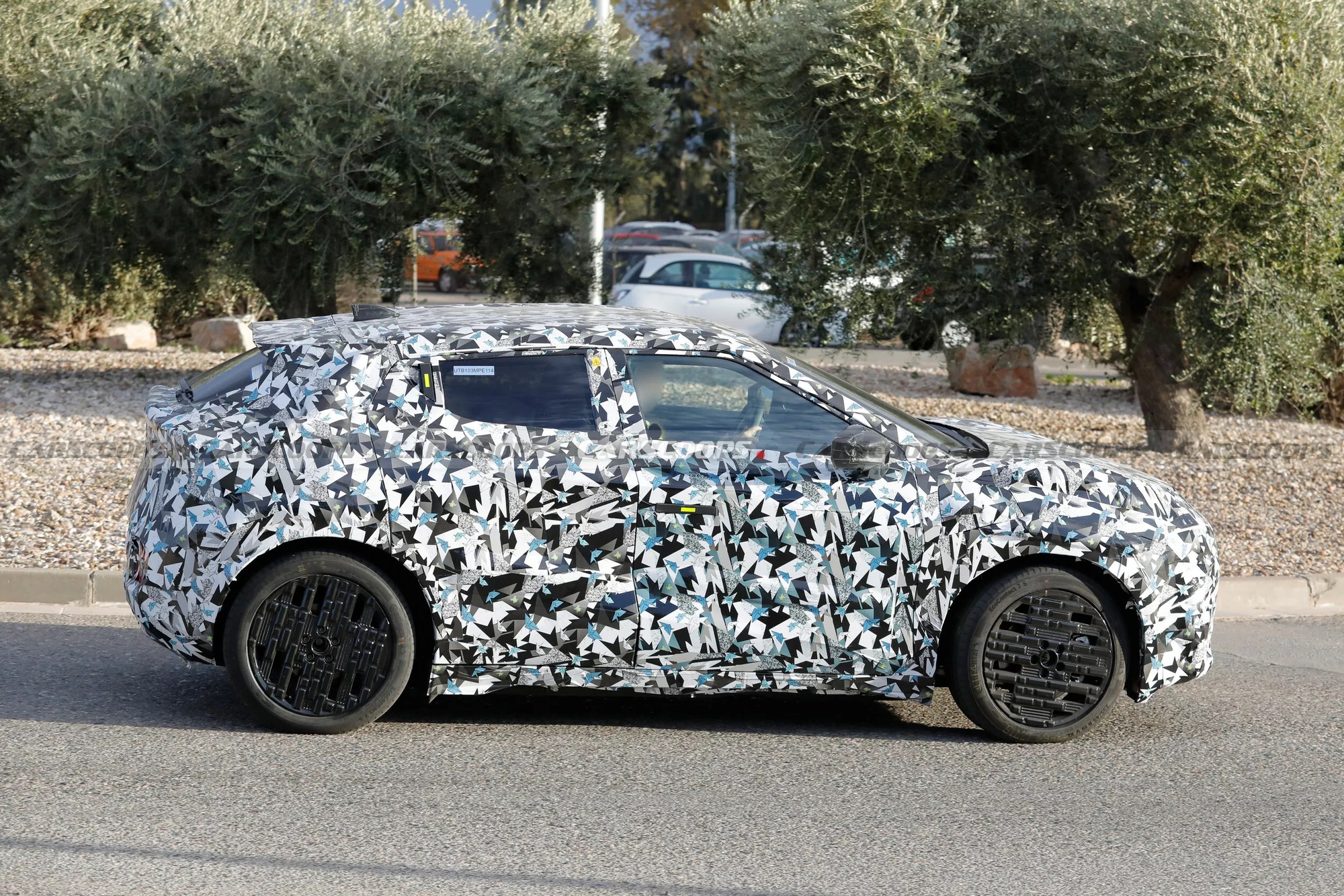 Nissan Juke từng bị chê xấu nay xuất hiện trên đường với diện mạo mới hứa hẹn lột xác, đổi sang chạy điện hoàn toàn- Ảnh 3. Nissan Juke từng bị chê xấu nay xuất hiện trên đường với diện mạo mới hứa hẹn lột xác, đổi sang chạy điện hoàn toàn- Ảnh 3.