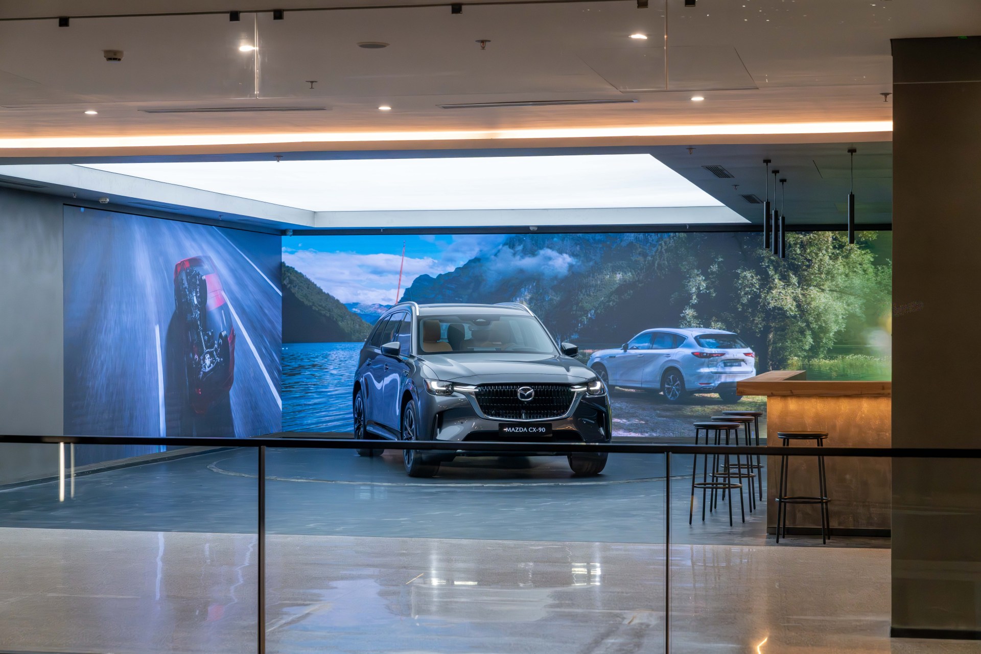 Ảnh thực tế các phiên bản Mazda CX-60, CX-90 tại Việt Nam: Phân biệt được từ ngoại hình, động cơ khác biệt, đều có ADAS- Ảnh 2. Ảnh thực tế các phiên bản Mazda CX-60, CX-90 tại Việt Nam: Phân biệt được từ ngoại hình, động cơ khác biệt, đều có ADAS- Ảnh 2.