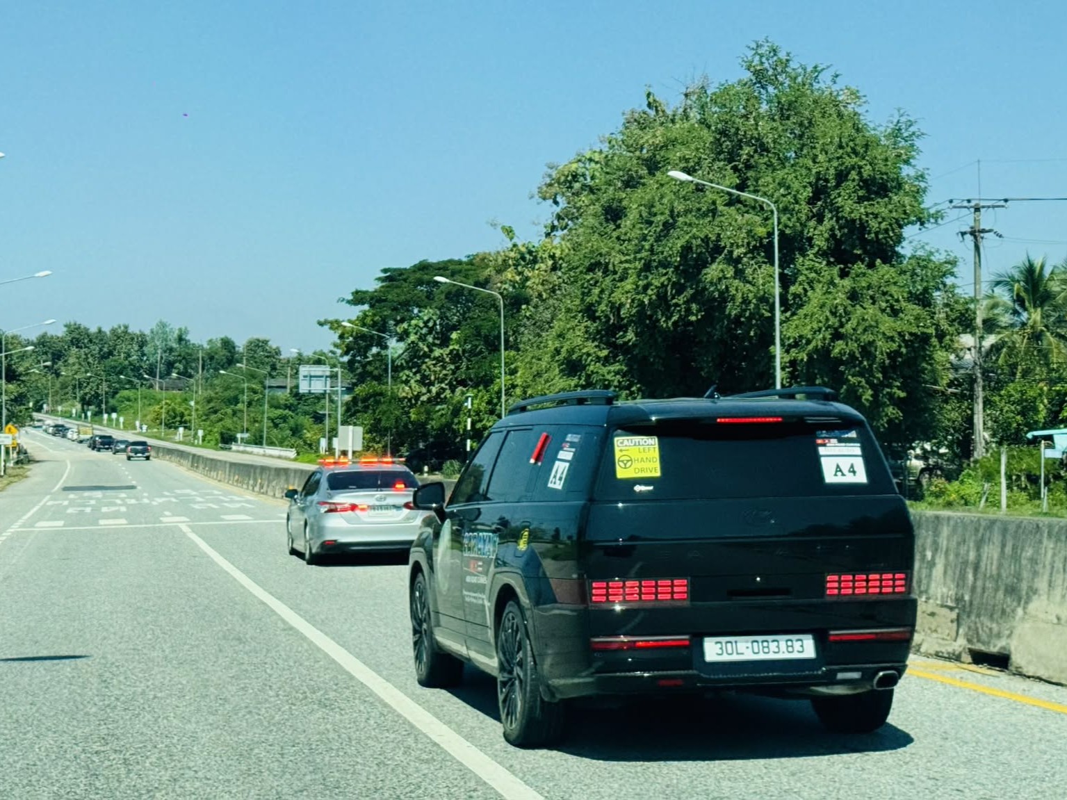 Chủ Hyundai Santa Fe đầu tiên Việt Nam chia sẻ: ‘Đã chạy 24.000km, chiếc xe hiếm hoi dùng quá 1 năm’- Ảnh 3. Chủ Hyundai Santa Fe đầu tiên Việt Nam chia sẻ: ‘Đã chạy 24.000km, chiếc xe hiếm hoi dùng quá 1 năm’- Ảnh 3.