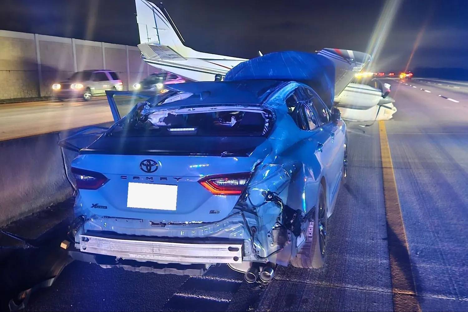 Kinh hoàng cảnh máy bay rơi xuống đường, đâm thẳng vào ô tô trên cao tốc- Ảnh 2. Kinh hoàng cảnh máy bay rơi xuống đường, đâm thẳng vào ô tô trên cao tốc- Ảnh 2.