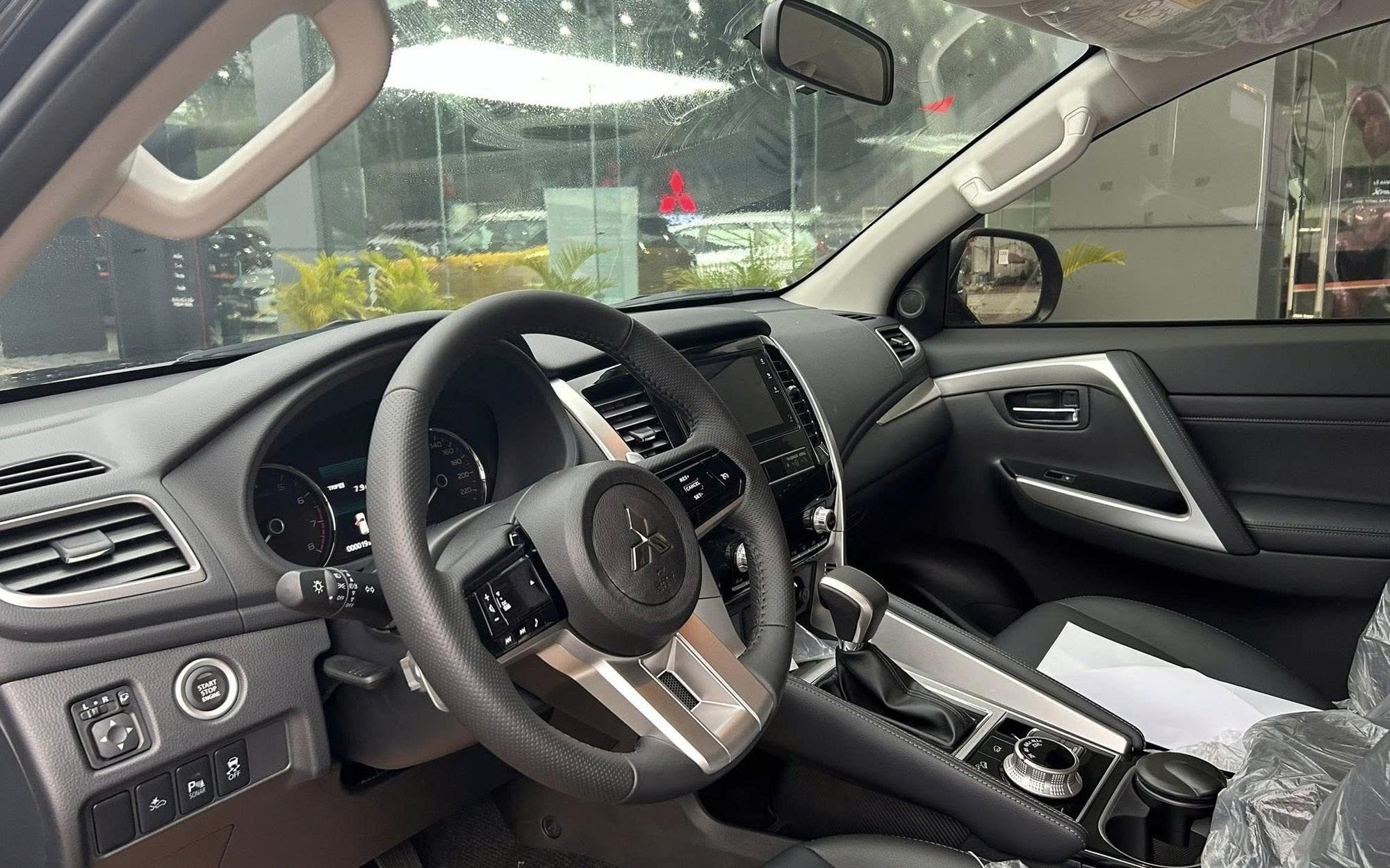 Mitsubishi Pajero Sport có xe bán trở lại sau 7 tháng ‘mất hút’ tại Việt Nam: Hãng chỉ còn bản máy xăng, khách mua phải có điều kiện- Ảnh 9.