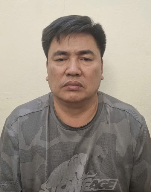 Đối tượng đẩy chiến sĩ CSGT vào đầu xe tải bật khóc, nói "rất hối hận": May mà anh ấy tránh kịp...- Ảnh 2. Đối tượng đẩy chiến sĩ CSGT vào đầu xe tải bật khóc, nói "rất hối hận": May mà anh ấy tránh kịp...- Ảnh 2.