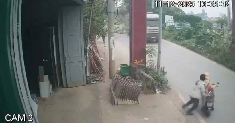 Đối tượng đẩy chiến sĩ CSGT vào đầu xe tải bật khóc, nói "rất hối hận": May mà anh ấy tránh kịp...- Ảnh 1. Đối tượng đẩy chiến sĩ CSGT vào đầu xe tải bật khóc, nói "rất hối hận": May mà anh ấy tránh kịp...- Ảnh 1.