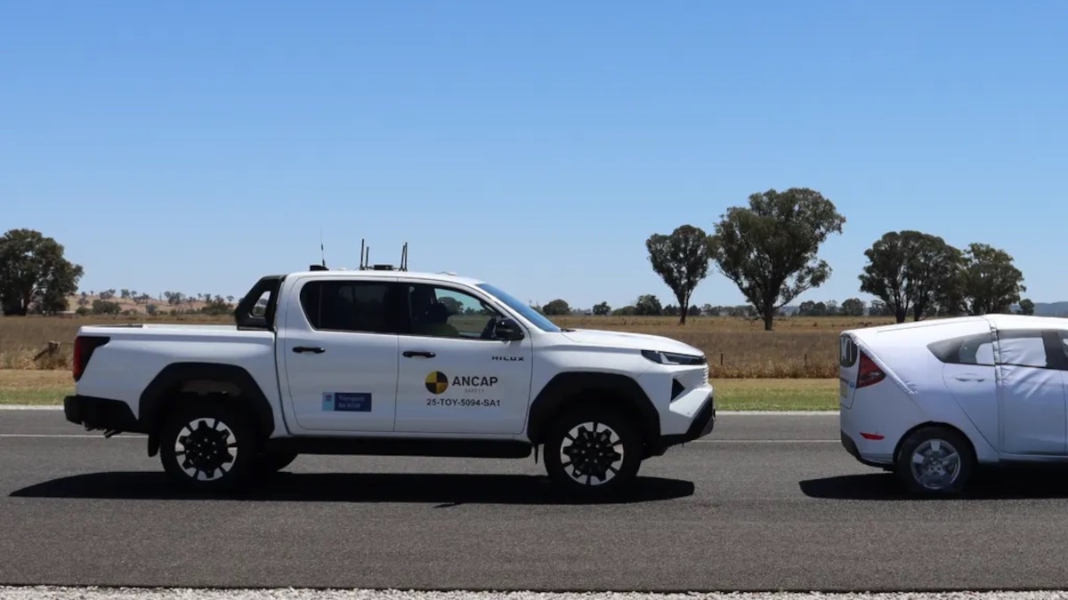 Clip này cho thấy Toyota Hilux 2026 sắp bán tại Việt Nam an toàn thế nào khi bị đâm bẹp đầu và hông với cả người lớn và trẻ em ngồi trong- Ảnh 8.