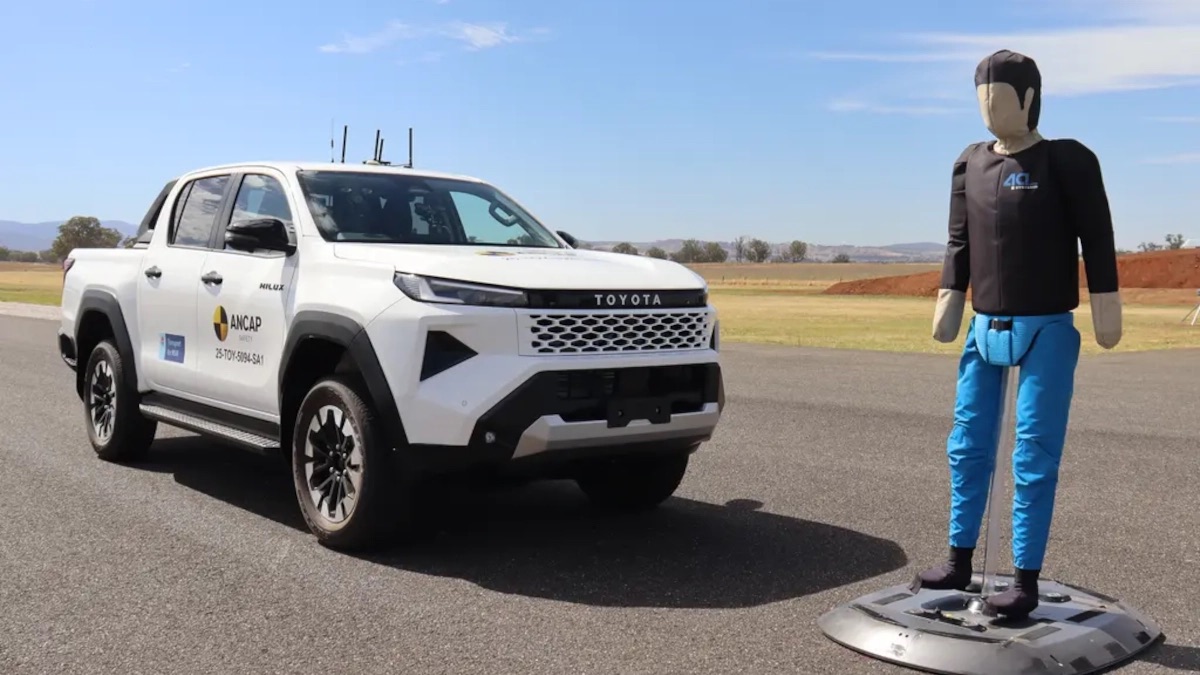 Clip này cho thấy Toyota Hilux 2026 sắp bán tại Việt Nam an toàn thế nào khi bị đâm bẹp đầu và hông với cả người lớn và trẻ em ngồi trong- Ảnh 6.