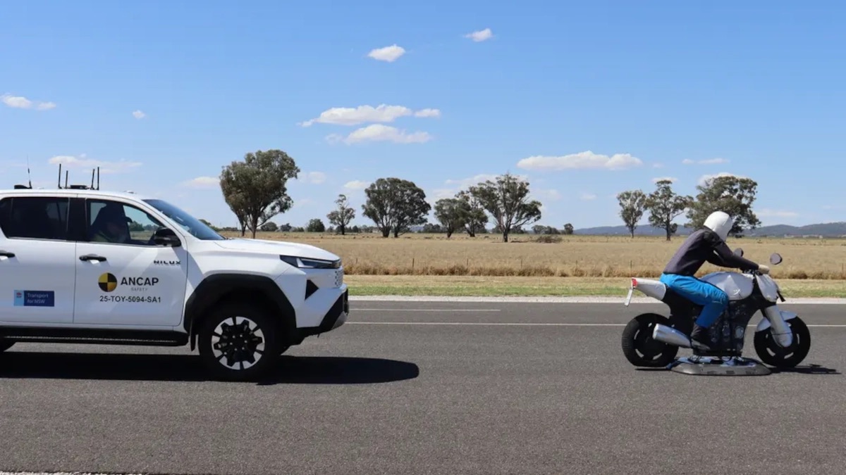 Clip này cho thấy Toyota Hilux 2026 sắp bán tại Việt Nam an toàn thế nào khi bị đâm bẹp đầu và hông với cả người lớn và trẻ em ngồi trong- Ảnh 7.