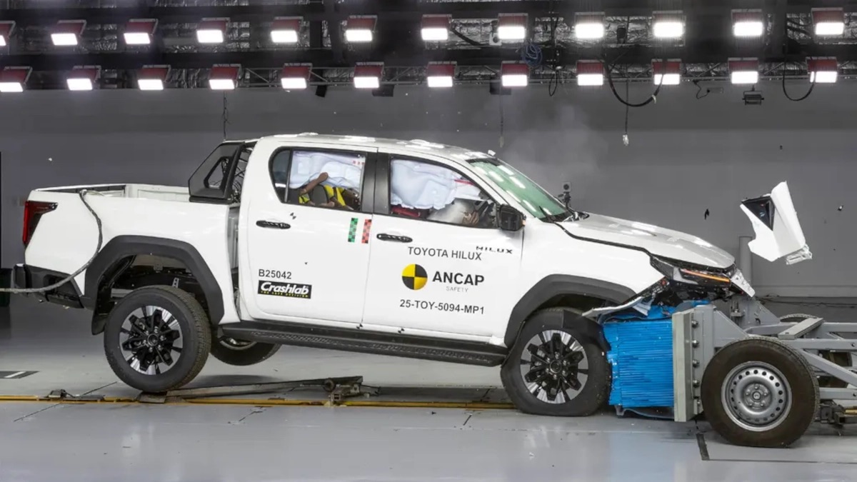 Clip này cho thấy Toyota Hilux 2026 sắp bán tại Việt Nam an toàn thế nào khi bị đâm bẹp đầu và hông với cả người lớn và trẻ em ngồi trong- Ảnh 2.