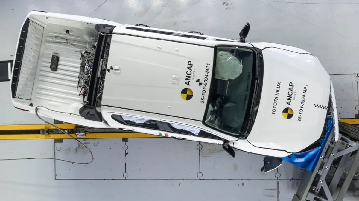 Clip này cho thấy Toyota Hilux 2026 sắp bán tại Việt Nam an toàn thế nào khi bị đâm bẹp đầu và hông với cả người lớn và trẻ em ngồi trong- Ảnh 3.