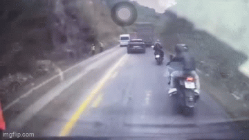 Clip vụ sạt lở đất đá trên quốc lộ 6 qua Phú Thọ, 3 người bị vùi lấp- Ảnh 1. Clip vụ sạt lở đất đá trên quốc lộ 6 qua Phú Thọ, 3 người bị vùi lấp- Ảnh 1.