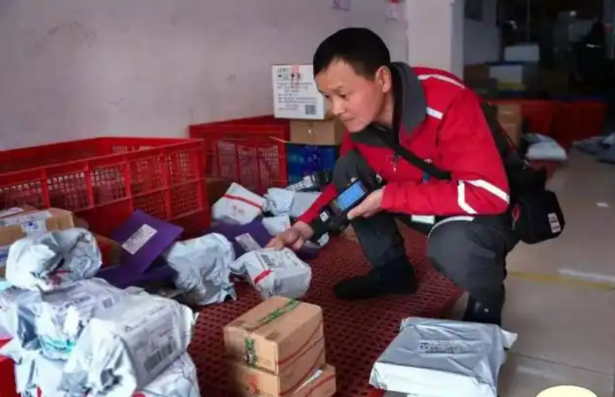 Phát hiện người đàn ông 45 tuổi làm shipper nhưng sở hữu hơn 10 căn nhà, 4 xe ô tô: “Dù lương thấp và vất vả, tôi chưa từng thấy chán nghề”- Ảnh 1. Phát hiện người đàn ông 45 tuổi làm shipper nhưng sở hữu hơn 10 căn nhà, 4 xe ô tô: “Dù lương thấp và vất vả, tôi chưa từng thấy chán nghề”- Ảnh 1.