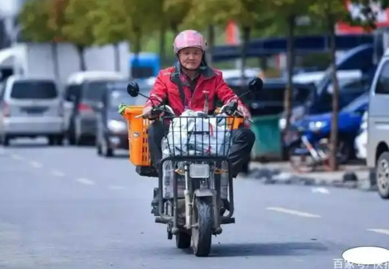 Phát hiện người đàn ông 45 tuổi làm shipper nhưng sở hữu hơn 10 căn nhà, 4 xe ô tô: “Dù lương thấp và vất vả, tôi chưa từng thấy chán nghề”- Ảnh 2. Phát hiện người đàn ông 45 tuổi làm shipper nhưng sở hữu hơn 10 căn nhà, 4 xe ô tô: “Dù lương thấp và vất vả, tôi chưa từng thấy chán nghề”- Ảnh 2.