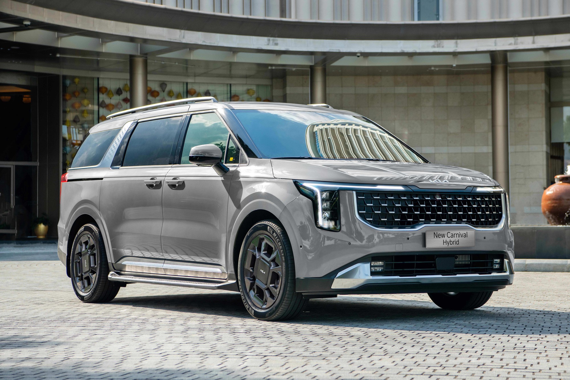 Kia Carnival Hybrid thêm bản Premium tại Việt Nam: Giá từ 1,539 tỷ đồng, thêm bản ghế VIP và cá nhân hóa nội thất, quyết đấu VW Viloran- Ảnh 2. Kia Carnival Hybrid thêm bản Premium tại Việt Nam: Giá từ 1,539 tỷ đồng, thêm bản ghế VIP và cá nhân hóa nội thất, quyết đấu VW Viloran- Ảnh 2.