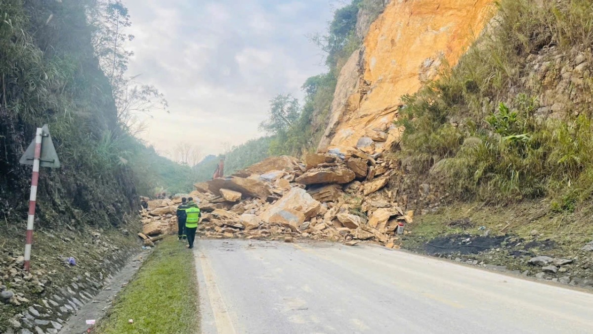 Vụ sạt ở 3 người chết ở Phú Thọ: Phát hiện tinh ý của tài xế ô tô giúp 9 hành khách thoát nạn- Ảnh 1. Vụ sạt ở 3 người chết ở Phú Thọ: Phát hiện tinh ý của tài xế ô tô giúp 9 hành khách thoát nạn- Ảnh 1.