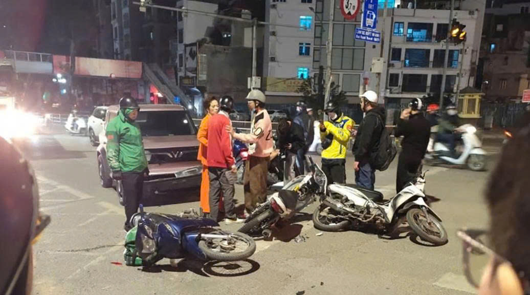 Ô tô con tông liên hoàn nhiều xe máy đang dừng đèn đỏ- Ảnh 1. Ô tô con tông liên hoàn nhiều xe máy đang dừng đèn đỏ- Ảnh 1.