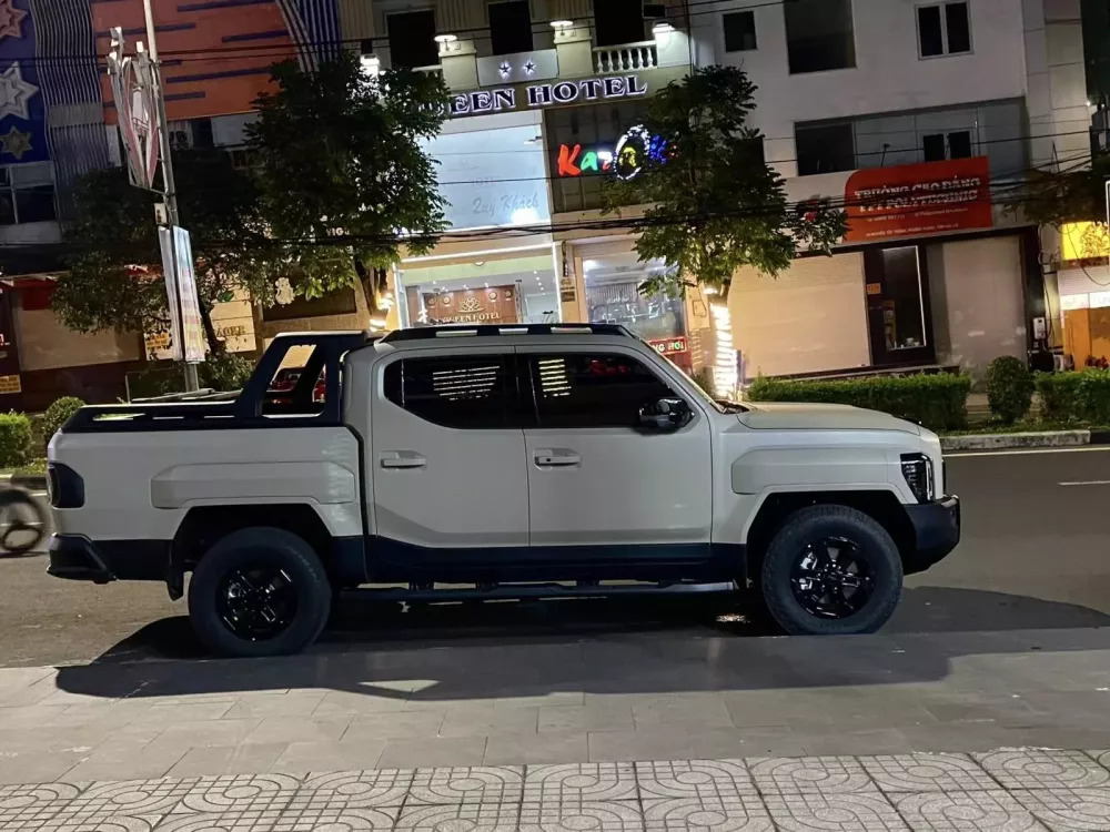 Cận cảnh Kia Tasman 2025 đầu ti&ecirc;n tại Việt Nam: Bản X-Pro chuy&ecirc;n off-road, gầm 252mm cao hơn cả Ranger, kh&aacute;ch chờ xe ch&iacute;nh h&atilde;ng c&oacute; thể tham khảo- Ảnh 4.