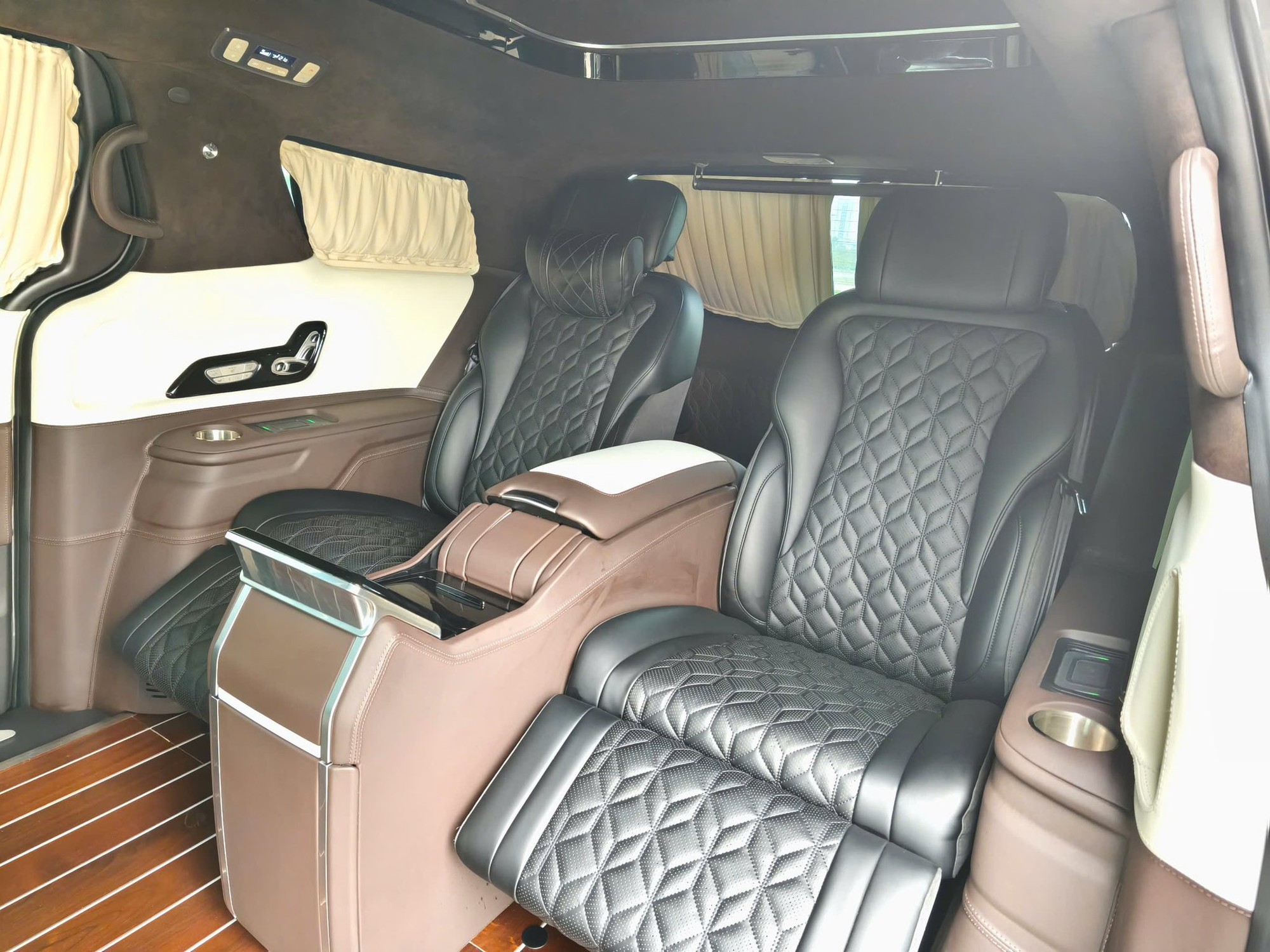 Ngang tiền 'Mẹc' C 200 nhưng chiếc Kia Carnival bản &lsquo;Ho&agrave;ng gia&rsquo; n&agrave;y sẽ khiến bạn c&acirc;n nhắc: Cấu h&igrave;nh 4 chỗ, ghế thương gia kh&ocirc;ng k&eacute;m Rolls-Royce- Ảnh 11.