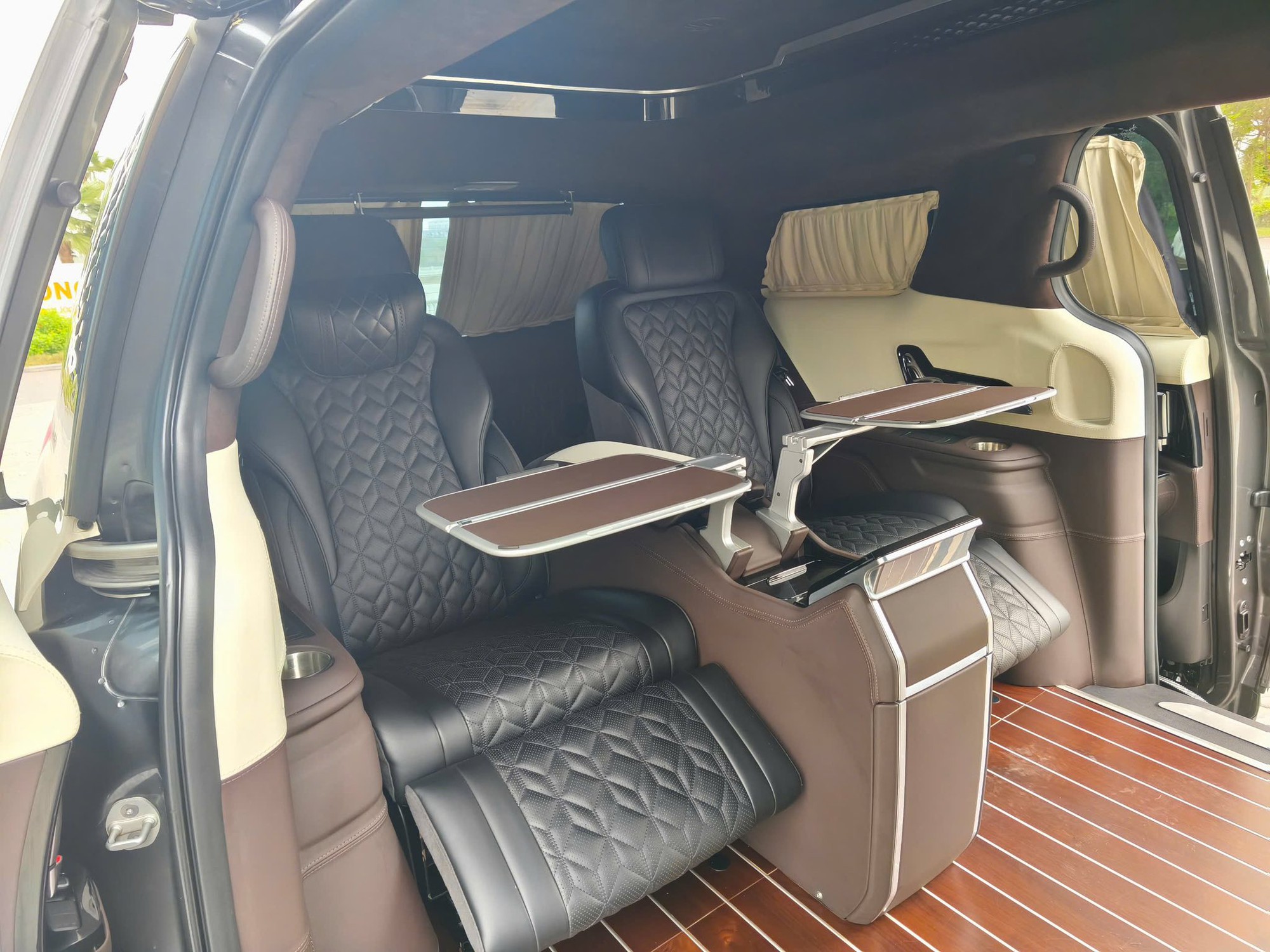 Ngang tiền 'Mẹc' C 200 nhưng chiếc Kia Carnival bản &lsquo;Ho&agrave;ng gia&rsquo; n&agrave;y sẽ khiến bạn c&acirc;n nhắc: Cấu h&igrave;nh 4 chỗ, ghế thương gia kh&ocirc;ng k&eacute;m Rolls-Royce- Ảnh 12.