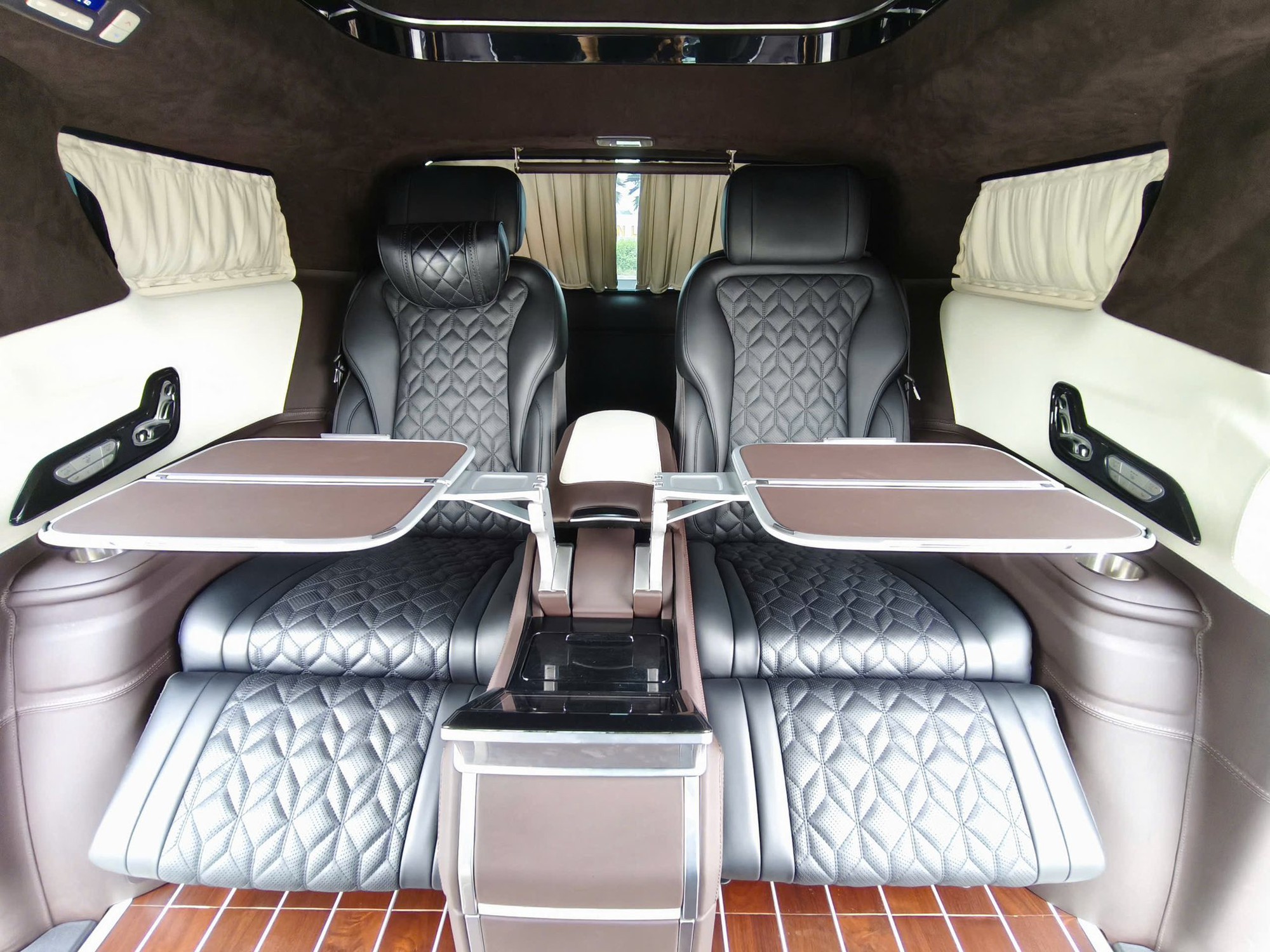 Ngang tiền 'Mẹc' C 200 nhưng chiếc Kia Carnival bản &lsquo;Ho&agrave;ng gia&rsquo; n&agrave;y sẽ khiến bạn c&acirc;n nhắc: Cấu h&igrave;nh 4 chỗ, ghế thương gia kh&ocirc;ng k&eacute;m Rolls-Royce- Ảnh 4.