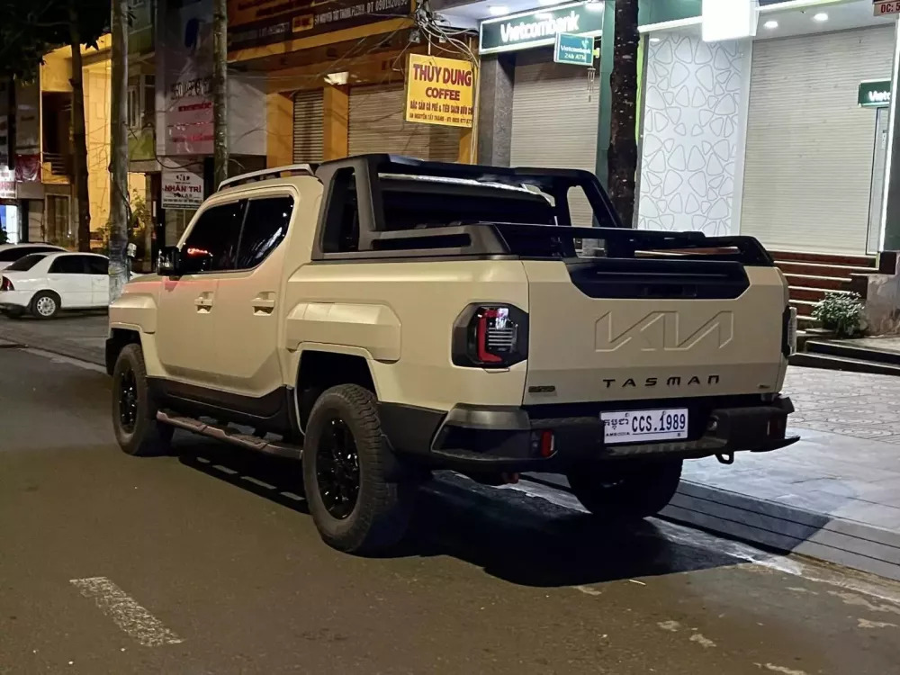 Cận cảnh Kia Tasman 2025 đầu ti&ecirc;n tại Việt Nam: Bản X-Pro chuy&ecirc;n off-road, gầm 252mm cao hơn cả Ranger, kh&aacute;ch chờ xe ch&iacute;nh h&atilde;ng c&oacute; thể tham khảo- Ảnh 7.