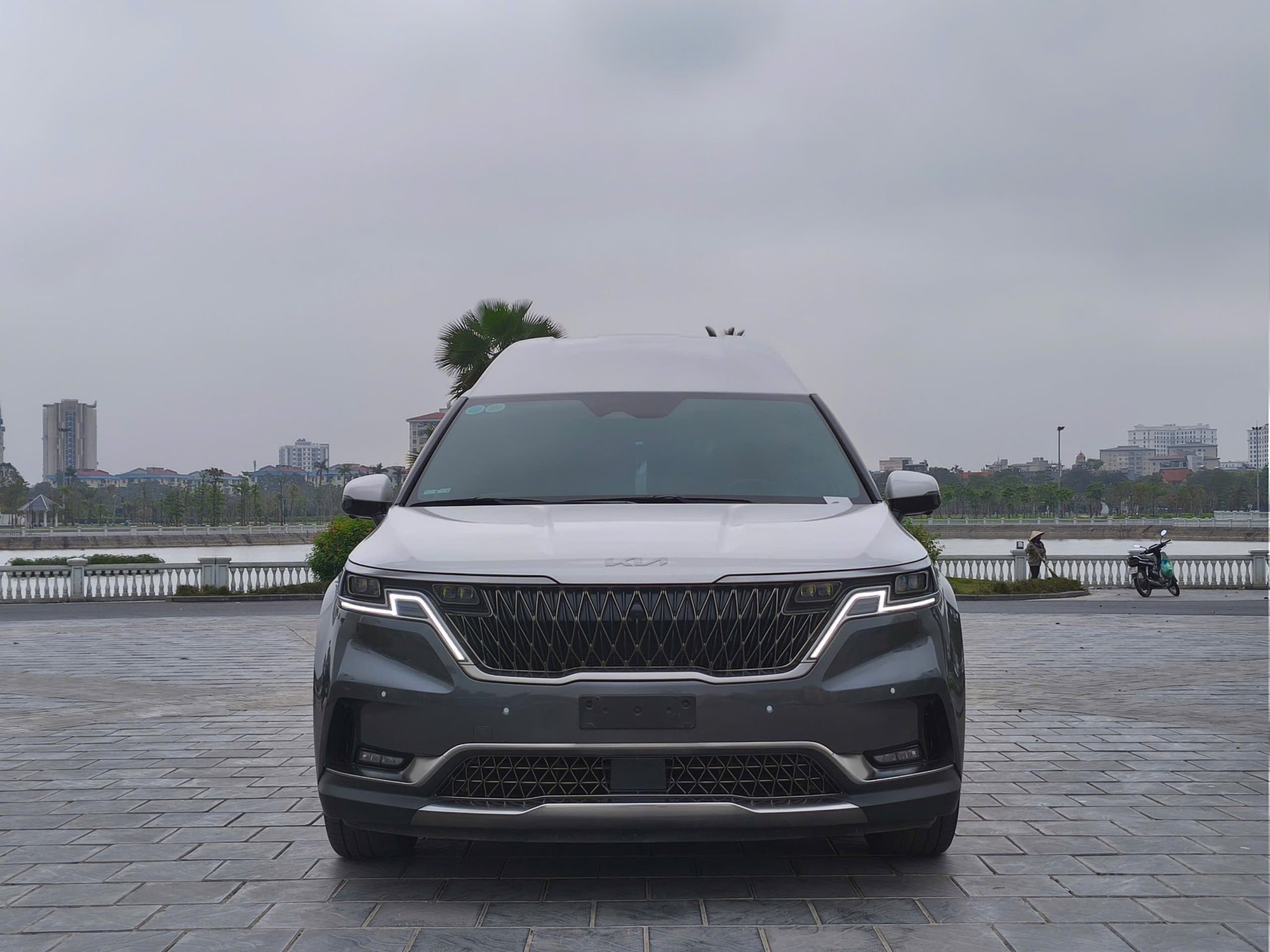 Ngang tiền 'Mẹc' C 200 nhưng chiếc Kia Carnival bản &lsquo;Ho&agrave;ng gia&rsquo; n&agrave;y sẽ khiến bạn c&acirc;n nhắc: Cấu h&igrave;nh 4 chỗ, ghế thương gia kh&ocirc;ng k&eacute;m Rolls-Royce- Ảnh 5.